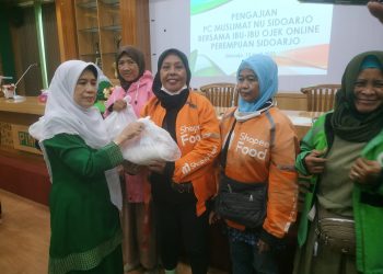 PC Muslimat NU Sidoarjo Bantu Sembako dan Ajak Ojol Perempuan Ngaji
