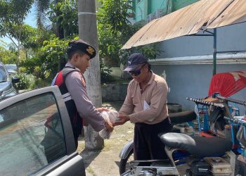 Sat Samapta Polresta Sidoarjo Patroli Sambil Berbagi