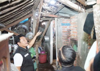 Wabup Subandi Bedah Rumah Marsiatin Warga Desa Janti, Waru