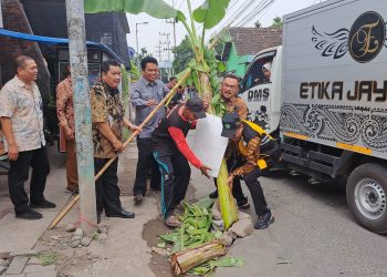 Bupati Gus Muhdlor Perbaiki Jalan Rusak Desa Jumput Rejo Sukodono