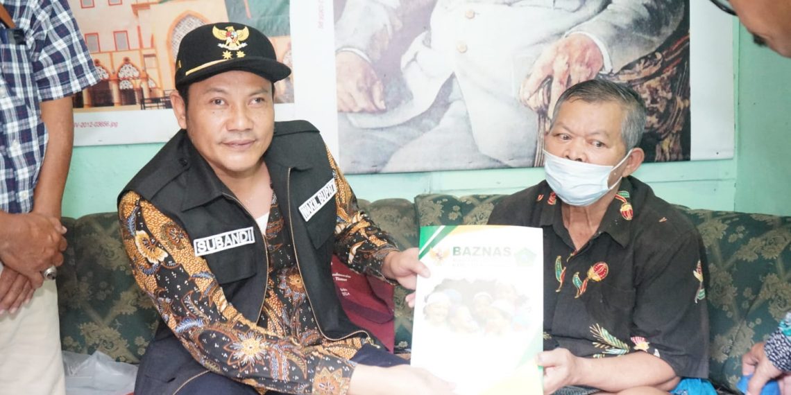 Tilik Warga Sakit, Wabup Subandi Beri Solusi Kesehatan