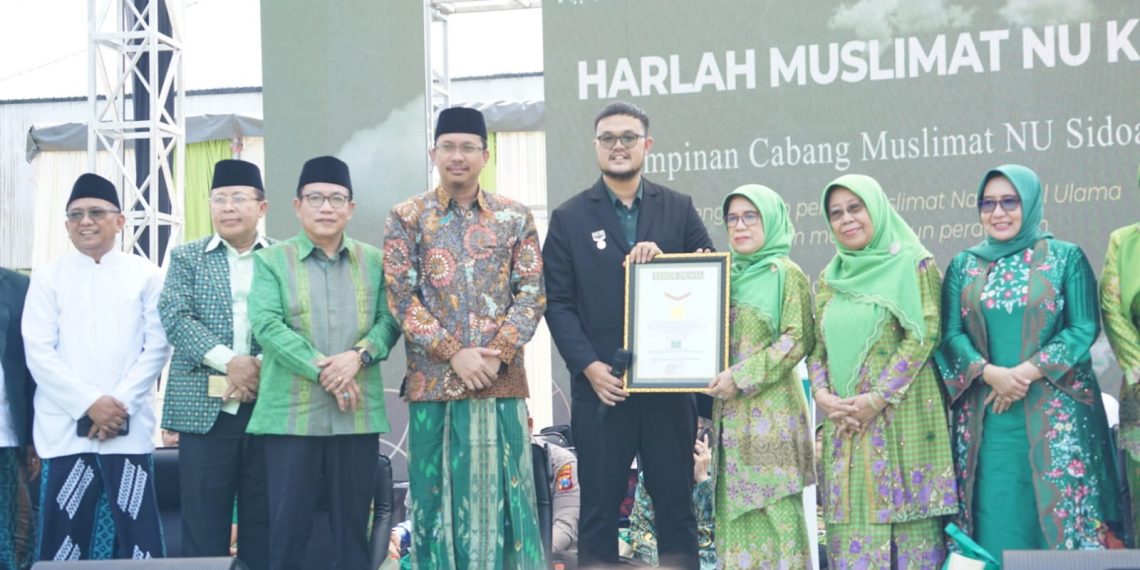 HUT Muslimat NU ke-77 Pecahkan Rekor MURI Makan Kupang Lontong Sidoarjo