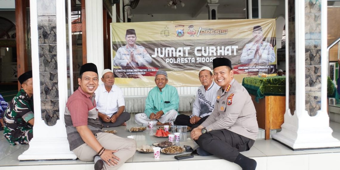 Kapolresta Sidoarjo Gelar Jumat Curhat di Masjid Al Mutaqorribin Desa Kalisampurno