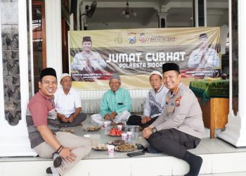 Kapolresta Sidoarjo Gelar Jumat Curhat di Masjid Al Mutaqorribin Desa Kalisampurno