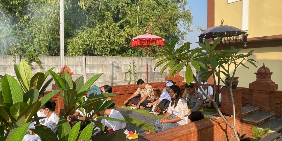 Pura Kertha Bumi Bhayangkara Gelar Ibadah Suci Bulan Purnama