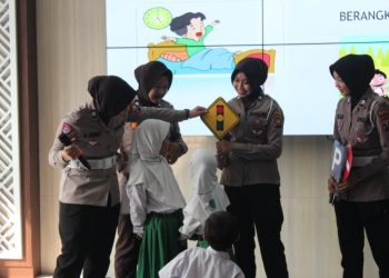 Pelajar MI Belajar Tertib Lalin di Satlantas Polresta Sidoarjo