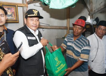 Wabup Subandi Bedah Rumah Ponisri dan Bantu Pengobatan