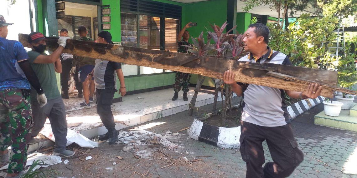 TNI-Polri Kompak Kerja Bakti Perbaiki Mako Koramil Tanggulangin