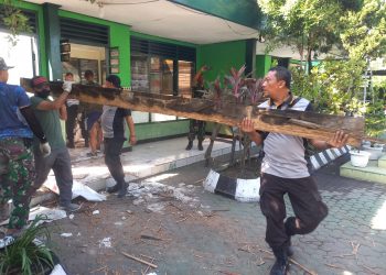 TNI-Polri Kompak Kerja Bakti Perbaiki Mako Koramil Tanggulangin