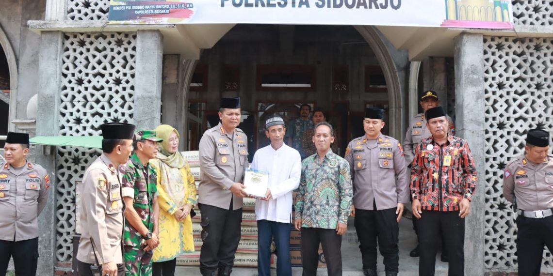 Polresta Sidoarjo Serahkan Bantuan ke Masjid Miftakhul Jannah Wedoro Klurak Candi