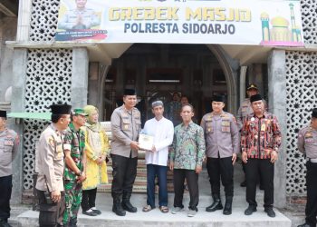 Polresta Sidoarjo Serahkan Bantuan ke Masjid Miftakhul Jannah Wedoro Klurak Candi