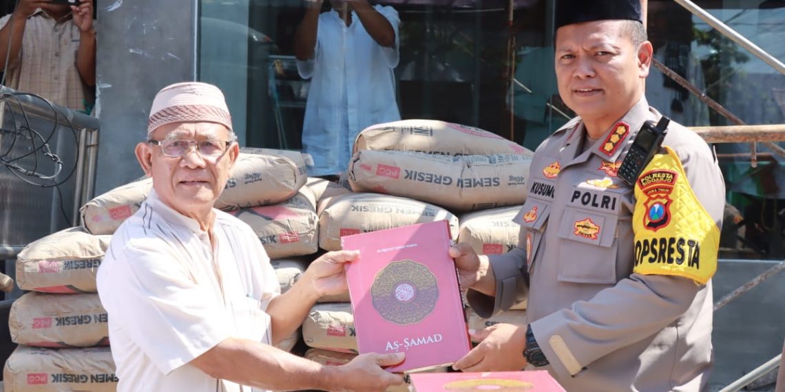 Kapolresta Sidoarjo Serahkan Bantuan ke Masjid At Taqarrub Taman Pinang Indah