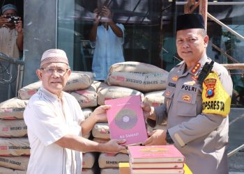 Kapolresta Sidoarjo Serahkan Bantuan ke Masjid At Taqarrub Taman Pinang Indah