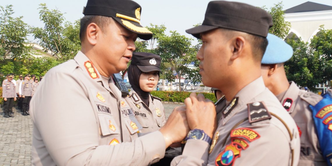 Pertahankan WBK dan WBBM, Kapolresta Sidoarjo Sematkan Pin ZI ke Anggota