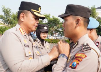 Pertahankan WBK dan WBBM, Kapolresta Sidoarjo Sematkan Pin ZI ke Anggota
