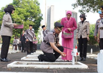 Jelang Hari Bhayangkara ke-77, Polresta Sidoarjo Ziarah di Makam Pahlawan