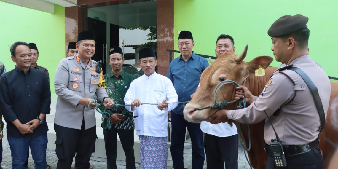 Polresta Sidoarjo Jalin Silaturahmi dan Distribusikan Hewan Kurban