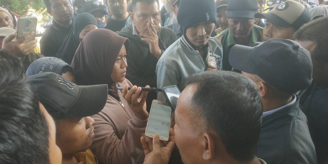 Sertifikat Tanah Tak Segera Diserahkan, Ratusan Warga Perumahan Renojoyo Nekad Menginap di BPN Sidoarjo