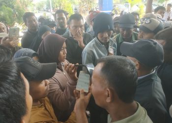Sertifikat Tanah Tak Segera Diserahkan, Ratusan Warga Perumahan Renojoyo Nekad Menginap di BPN Sidoarjo