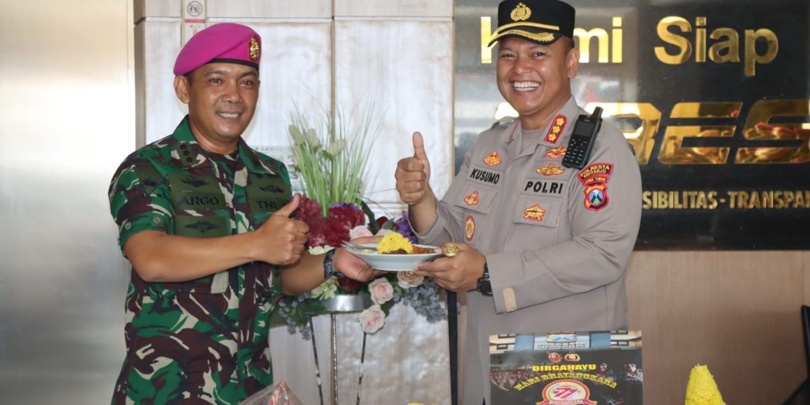 Jajaran TNI Datangi Mako Polresta Sidoarjo Beri Kejutan Hari Bhayangkara ke-77