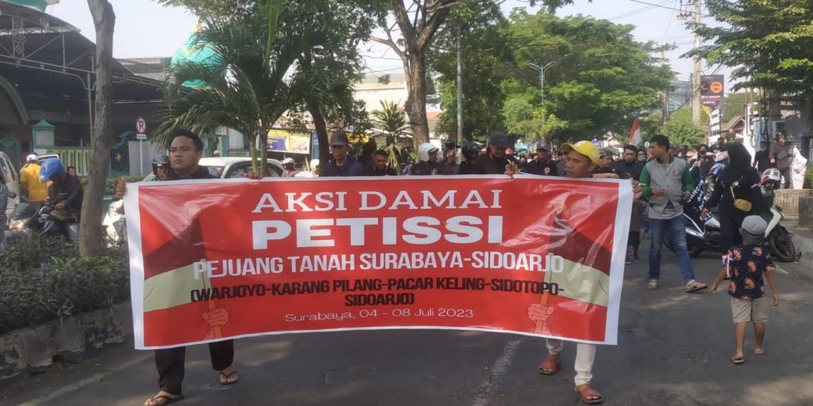 Ratusan Warga Paguyuban WARJOYO dan Gapokmas Demo KAI Daop 8 Surabaya