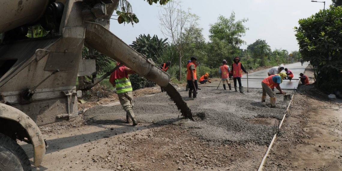 Ruas Jalan Tarik-Mliriprowo Mulai Dicor, Bupati Gus Muhdlor Minta Warga Gunakan Jalan Alternatif