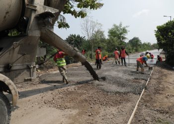 Ruas Jalan Tarik-Mliriprowo Mulai Dicor, Bupati Gus Muhdlor Minta Warga Gunakan Jalan Alternatif