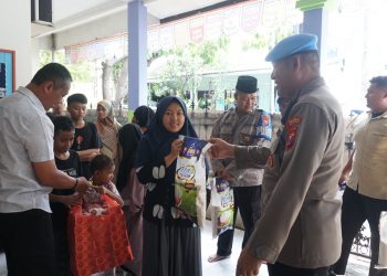 Jumat Berkah, Propam Polresta Sidoarjo Bagikan Sembako dan Makanan