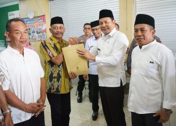 Wabup Subandi Serahkan Tanda Jasa untuk Staf dan BPD Eks Desa Besuki