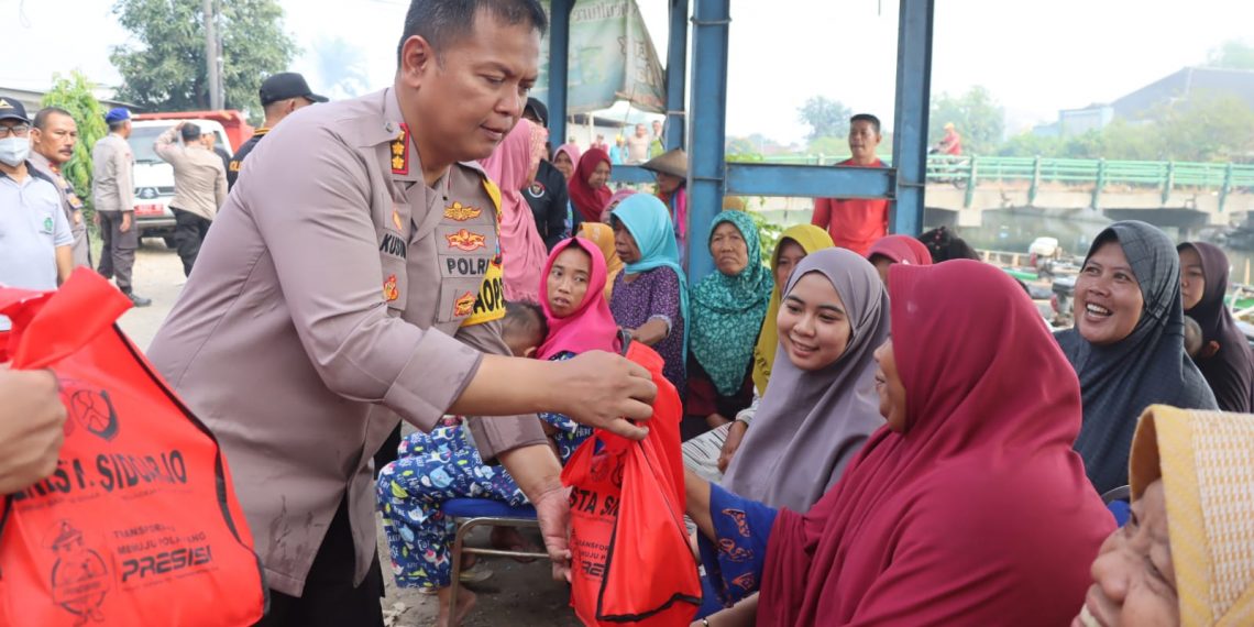 Polresta Sidoarjo Bersama Forkopimka Tanggulangin Bakti Sosial di Kawasan Sungai Penatarsewu