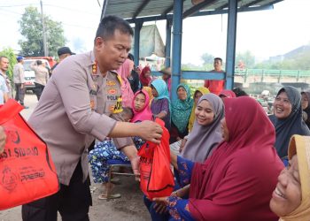 Polresta Sidoarjo Bersama Forkopimka Tanggulangin Bakti Sosial di Kawasan Sungai Penatarsewu