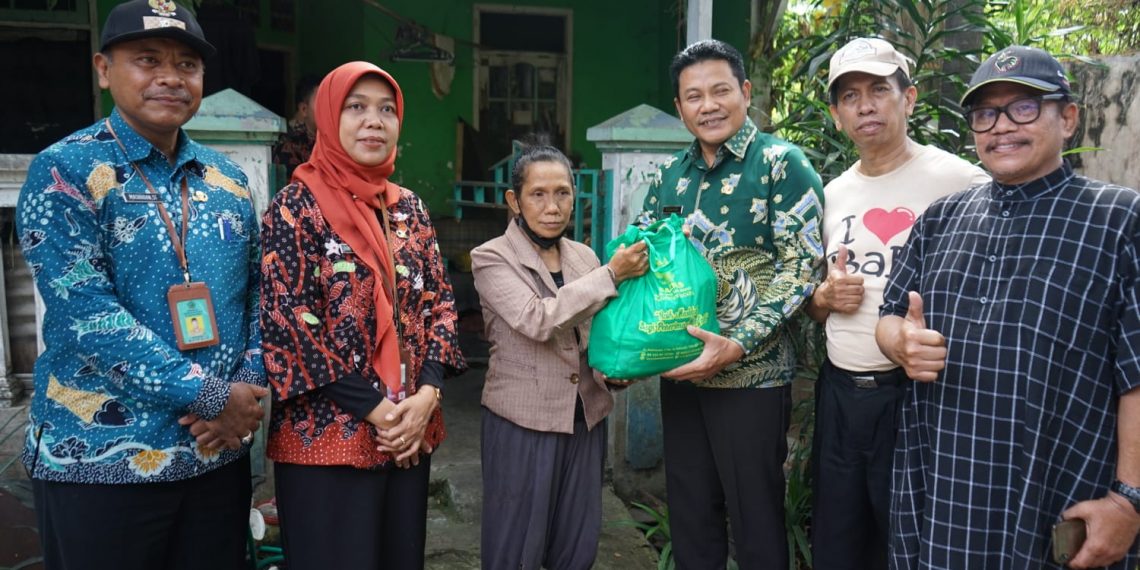 Wabup Subandi Salurkan Bantuan Bedah Rumah Warga Wage