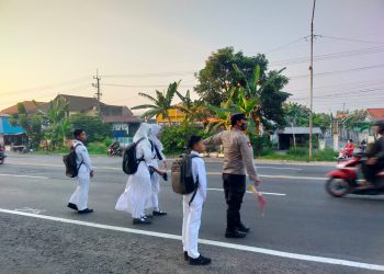 Polisi Sidoarjo Berikan Pelayanan Pagi Saat Kembali Aktifnya Sekolah