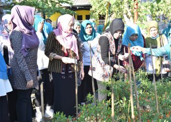 Ning Sasha dan Hj Mimik Idayana Apresiasi Kampung Ibu Sayur Ikhlas Perumahan Graha Mutiara