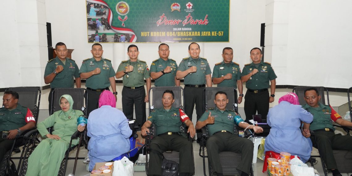 Prajurit TNI, PNS dan Persit Ikuti Donor Darah HUT ke-57 Korem 084/BJ