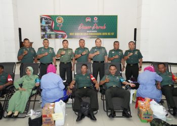 Prajurit TNI, PNS dan Persit Ikuti Donor Darah HUT ke-57 Korem 084/BJ