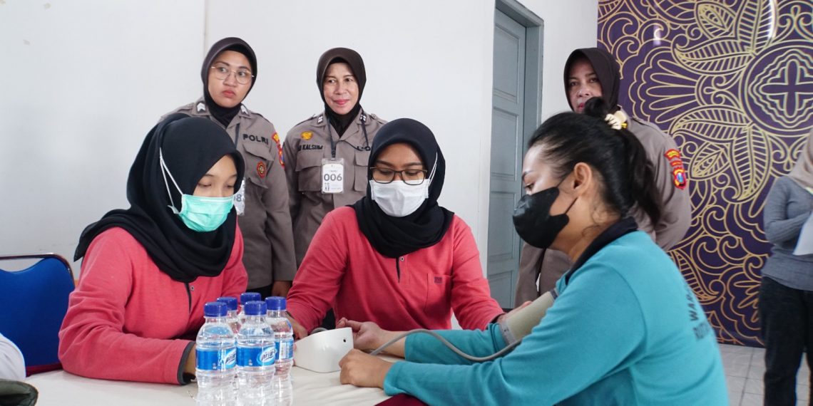 Polwan Polresta Sidoarjo Bakti Kesehatan di Rutan Perempuan Porong