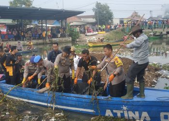Polresta Sidoarjo Bersama Masyarakat Bersihkan Sampah Sungai Desa Penatarsewu
