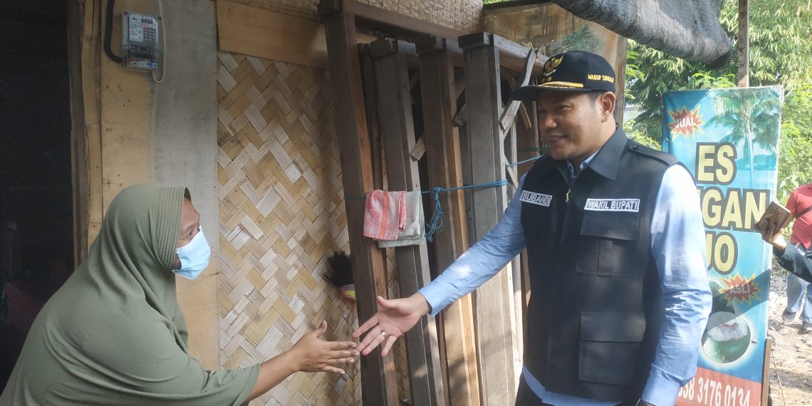 Wabup Subandi Bantu Bedah Rumah Warga Kepadangan Tulangan