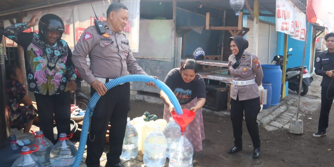 Polresta Sidoarjo Salurkan Bantuan Air Bersih 28 Tahun Pengabdian Akpol 1995