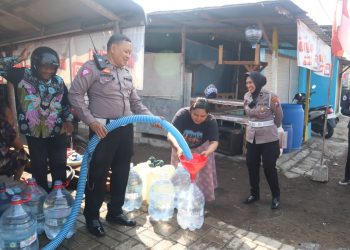 Polresta Sidoarjo Salurkan Bantuan Air Bersih 28 Tahun Pengabdian Akpol 1995
