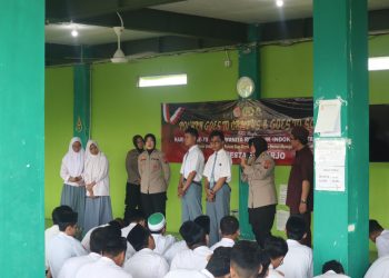 Polwan Sidoarjo Goes To School