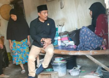 Anggota DPRD Dhamroni Bantu ODGJ Desa Wonomlati Krembung