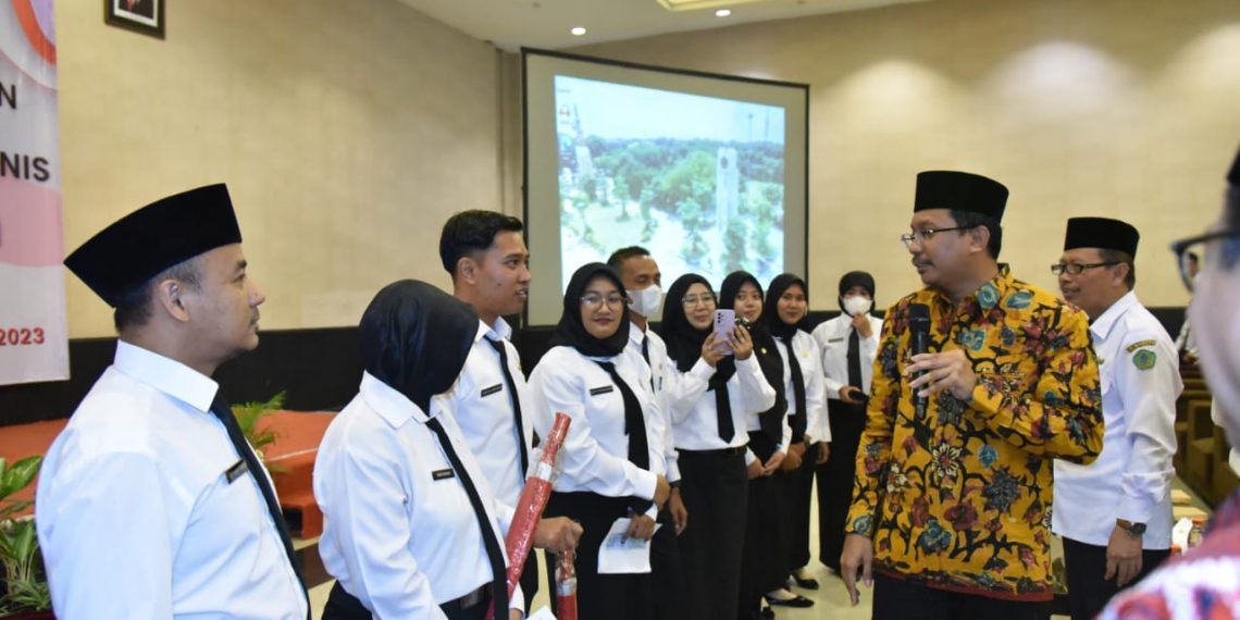 Bupati Gus Muhdlor Serahkan SK PPPK Ribuan Guru dan Tenaga Teknis