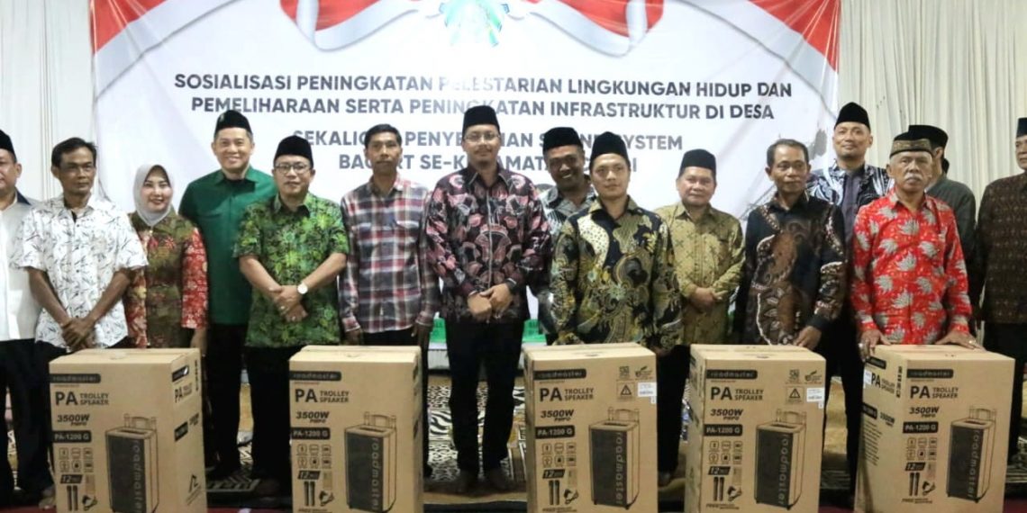 Bupati Gus Muhdlor Bagikan Sound System 746 RT se Kecamatan Candi