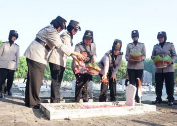 Jelang Hari Jadi Ke-75, Polwan Sidoarjo Ziarah ke Makam Pahlawan