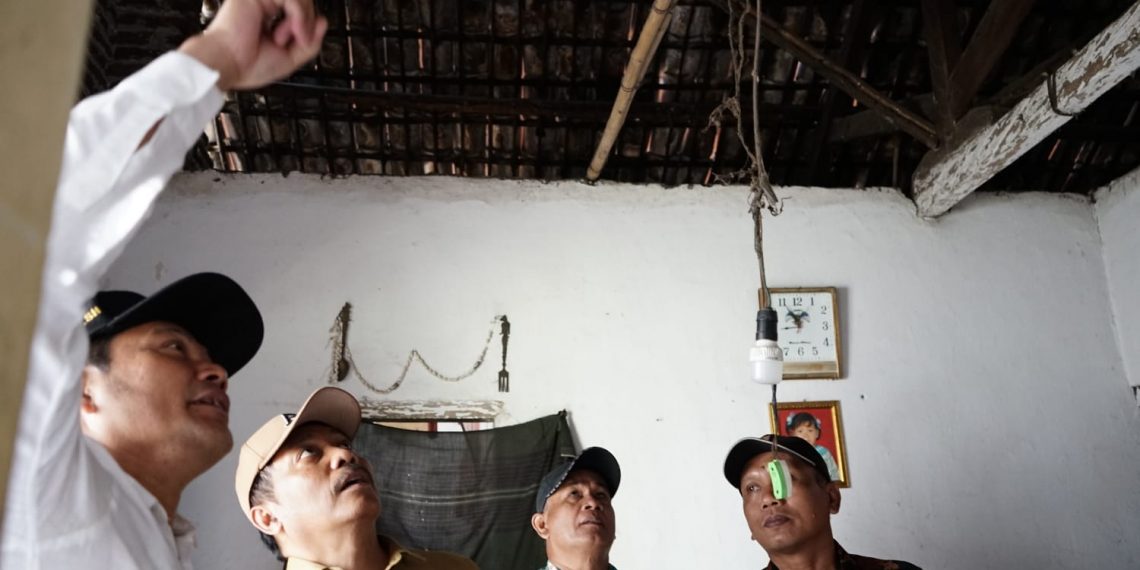 Wabup Subandi Bedah Rumah Nenek Nirah di Tulangan