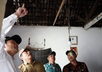 Wabup Subandi Bedah Rumah Nenek Nirah di Tulangan