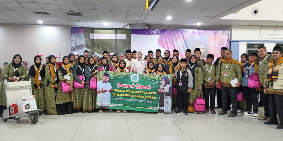 Pasutri H Rahmat Muhajirin dan Hj Mimik Idayana Berangkatkan Umroh 20 Hafidz Alquran dan Satu Sopir