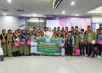 Pasutri H Rahmat Muhajirin dan Hj Mimik Idayana Berangkatkan Umroh 20 Hafidz Alquran dan Satu Sopir